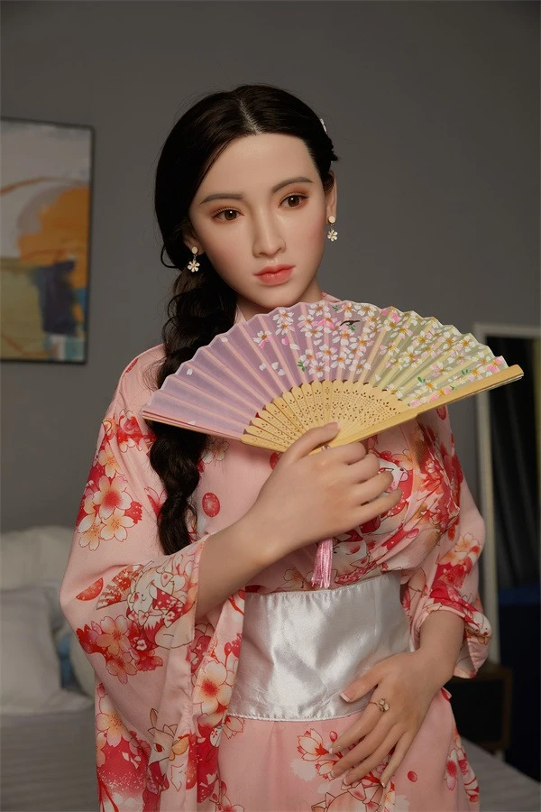 CST Doll が、リアルな 165cm の日本風等身大ラブドール Evelyn を発表