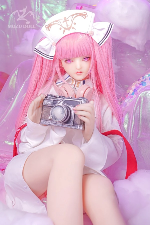 MOZU ドール - 魅力的なピンクの髪の 145cm ナース ドール Lisa をご紹介します (お揃いの衣装が無料で付属)