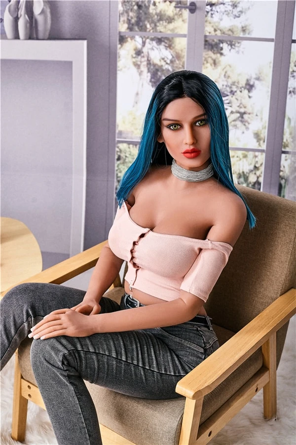 印象的な青い髪と曲線美の体型を持つ 169cm のフルサイズ ファッション女性人形、Irontech Doll Amalia の総合レビュー